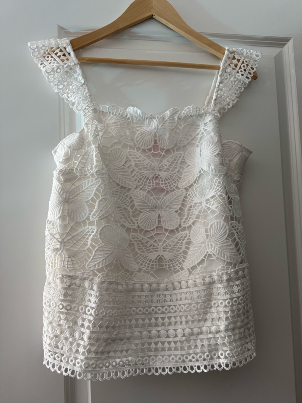 Lilly Pulitzer White Lace Crochet Shell with Pink Brand Tag